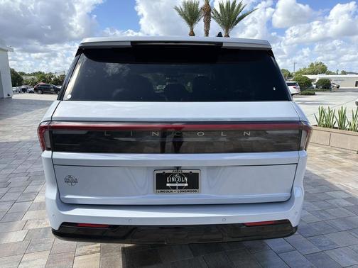 CRYSTAL WHITE METALLIC CC 2026 Lincoln Navigator Reserve
