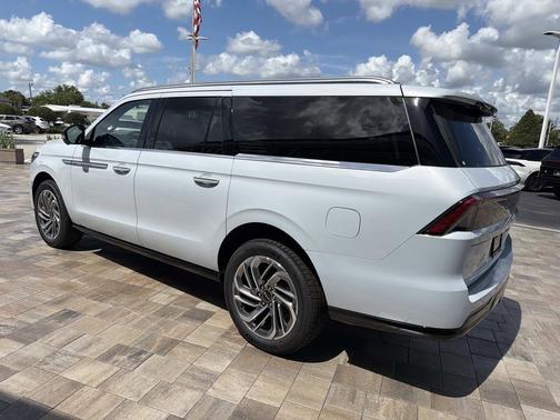 CRYSTAL WHITE METALLIC CC 2026 Lincoln Navigator Reserve