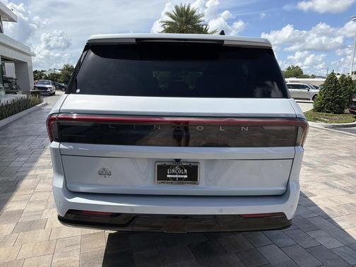 CRYSTAL WHITE METALLIC CC 2026 Lincoln Navigator Reserve