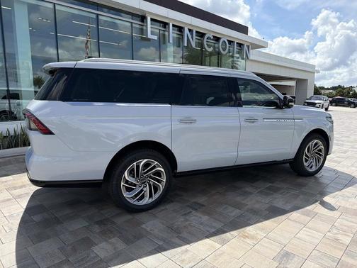 CRYSTAL WHITE METALLIC CC 2026 Lincoln Navigator Reserve