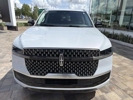 CRYSTAL WHITE METALLIC CC 2026 Lincoln Navigator Reserve