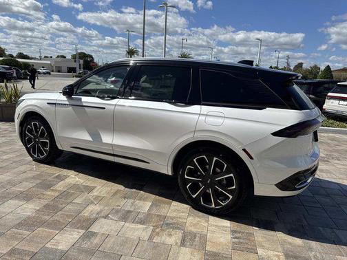 White Platinum Metallic Tri-Coat 2026 Lincoln Nautilus Reserve