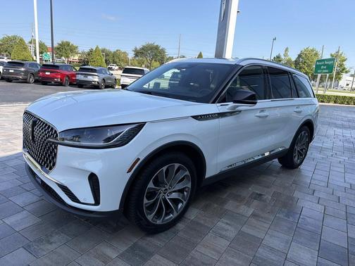 Pristine White Metallic Tri-Coat 2026 Lincoln Aviator Reserve