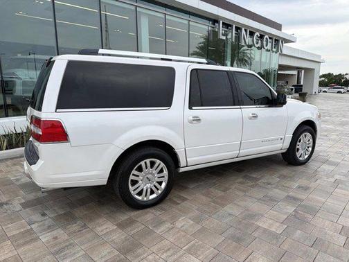 White Platinum Metallic Tri-Coat 2013 Lincoln Navigator Base