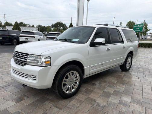 White Platinum Metallic Tri-Coat 2013 Lincoln Navigator Base