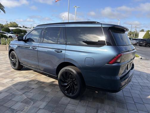 Nocturnal Blue Metallic Clearcoat 2027 Lincoln Navigator Reserve
