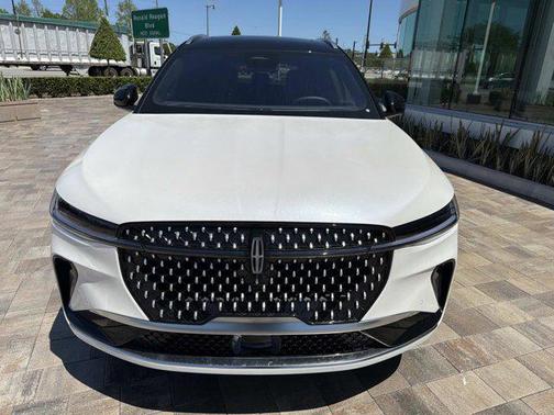 White Platinum Metallic Tri-Coat 2026 Lincoln Nautilus Reserve