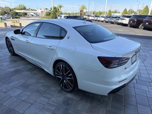 Bianco 2022 Maserati Quattroporte Trofeo