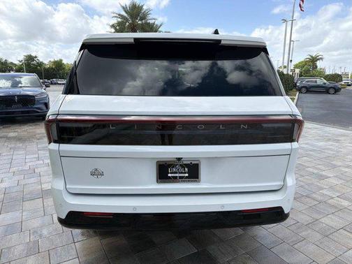 Pristine White Metallic Tri-Coat 2026 Lincoln Navigator Reserve