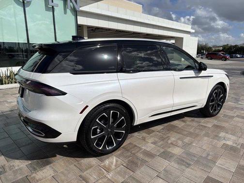 White Platinum Metallic Tri-Coat 2026 Lincoln Nautilus Reserve