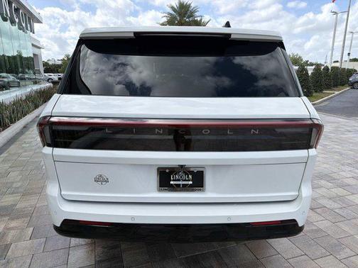 Pristine White Metallic Tri-Coat 2026 Lincoln Navigator Premiere