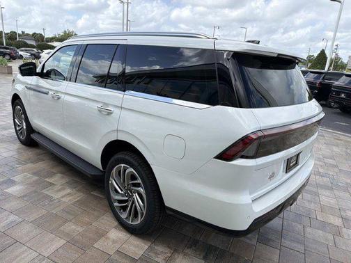 Pristine White Metallic Tri-Coat 2026 Lincoln Navigator Premiere