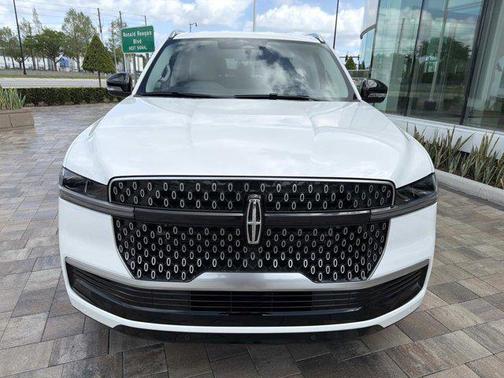 Pristine White Metallic Tri-Coat 2026 Lincoln Navigator Premiere