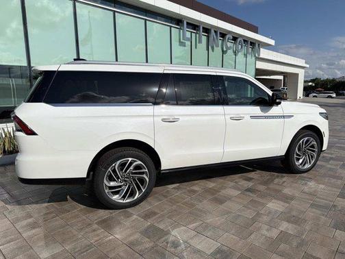 Pristine White Metallic Tri-Coat 2026 Lincoln Navigator Reserve