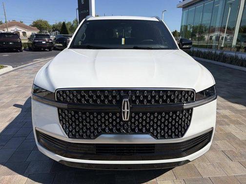 Pristine White Metallic Tri-Coat 2026 Lincoln Navigator Reserve