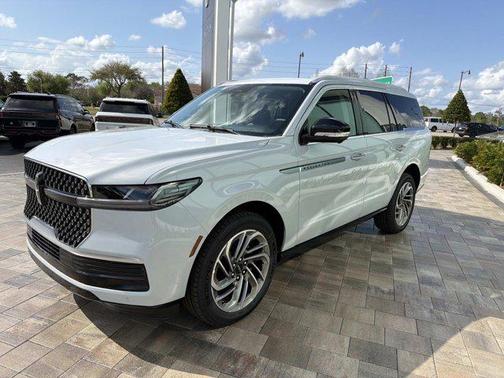 Crystal White Metallic Clearcoat 2026 Lincoln Navigator Reserve