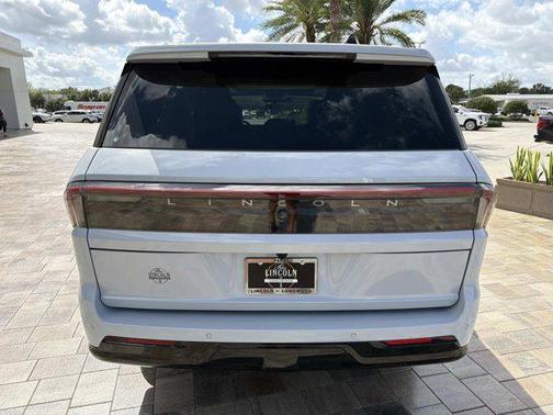 Crystal White Metallic Clearcoat 2026 Lincoln Navigator Black Label