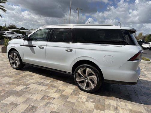 Crystal White Metallic Clearcoat 2026 Lincoln Navigator Black Label