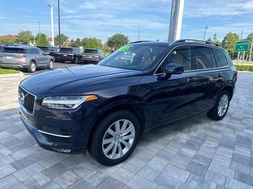 2017 Volvo XC90 T6 Momentum
