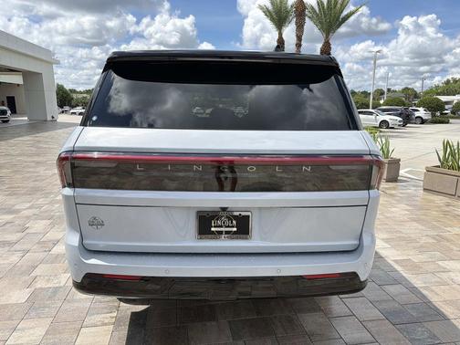 CRYSTAL WHITE METALLIC CC 2026 Lincoln Navigator Black Label