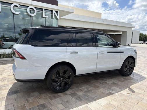 CRYSTAL WHITE METALLIC CC 2026 Lincoln Navigator Black Label