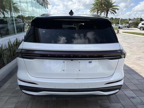 WHITE PLATINUM MET 3C 2026 Lincoln Nautilus Reserve