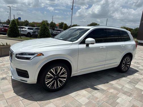2022 Volvo XC90 T6 Momentum
