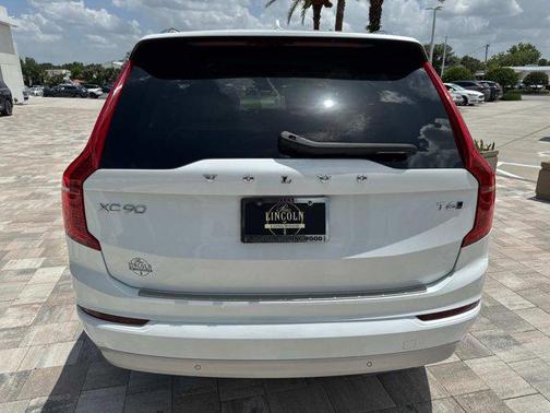 2022 Volvo XC90 T6 Momentum