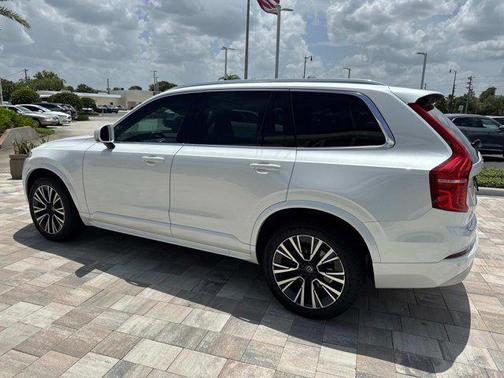 2022 Volvo XC90 T6 Momentum