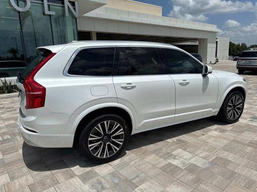 2022 Volvo XC90 T6 Momentum