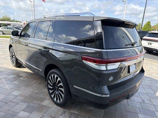 Chroma Caviar Dark Gray Metallic Clearcoat 2024 Lincoln Navigator Black Label