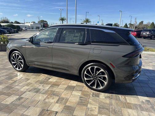 Chroma Caviar Dark Gray Metallic Clearcoat 2026 Lincoln Nautilus Black Label