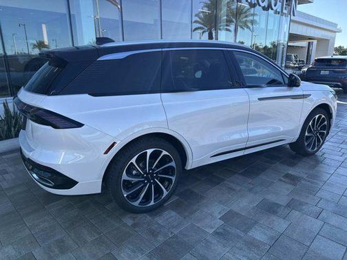 White Platinum Metallic Tri-Coat 2026 Lincoln Nautilus Black Label