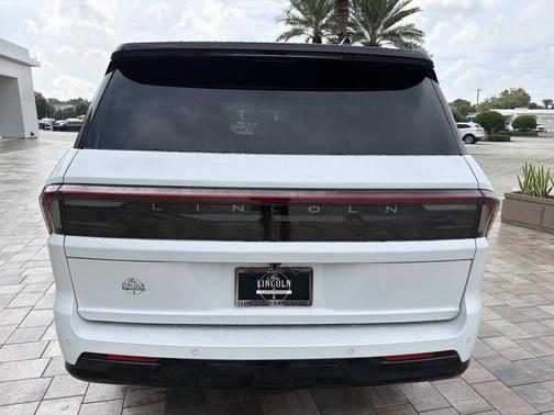 Pristine White Metallic Tri-Coat 2027 Lincoln Navigator Black Label