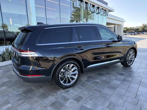 Infinite Black Metallic Clearcoat 2027 Lincoln Aviator Reserve