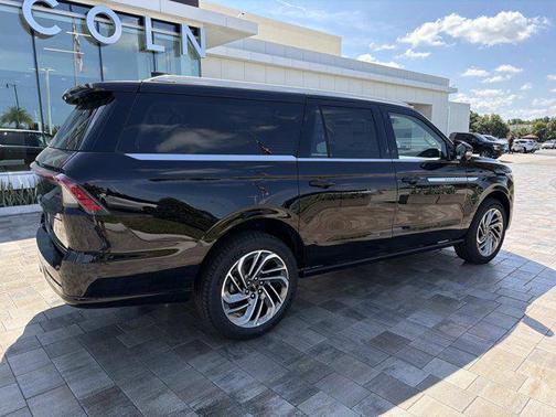 Infinite Black Metallic 2026 Lincoln Navigator Reserve