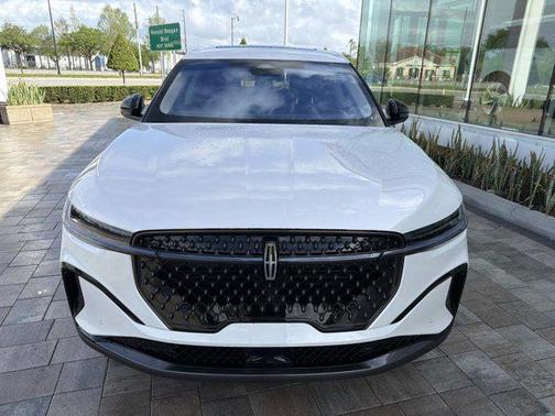 White Platinum Metallic Tri-Coat 2026 Lincoln Nautilus Premiere