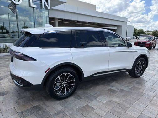 White Platinum Metallic Tri-Coat 2026 Lincoln Nautilus Premiere