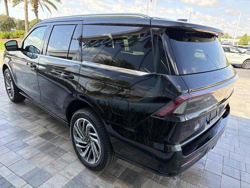 Infinite Black Metallic 2026 Lincoln Navigator Reserve