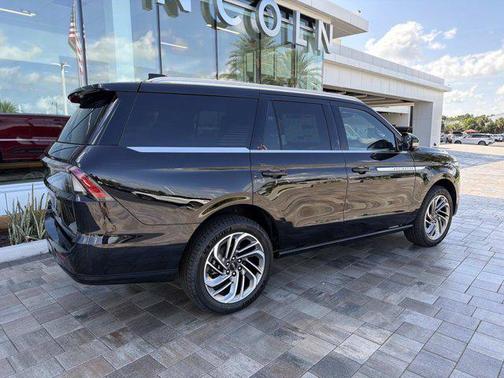 Infinite Black Metallic 2026 Lincoln Navigator Reserve