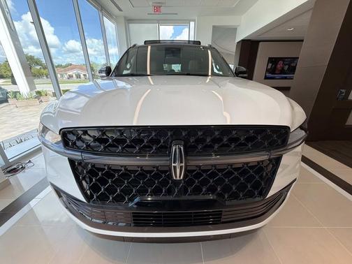 PRISTINE WHITE METALLIC 3C 2026 Lincoln Navigator Black Label