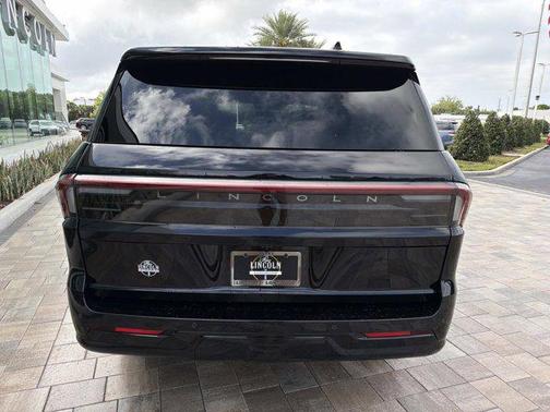 Infinite Black Metallic Clearcoat 2026 Lincoln Navigator Reserve