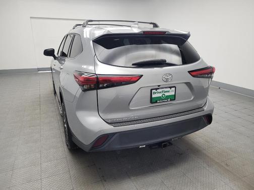 Celestial Silver Metallic 2022 Toyota Highlander XLE