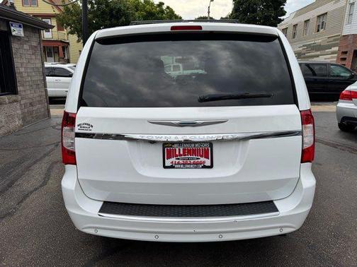 2014 Chrysler Town & Country Touring-L