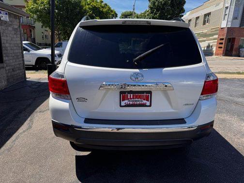 White 2013 Toyota Highlander SE