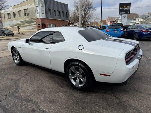 White Knuckle Clearcoat 2017 Dodge Challenger SXT