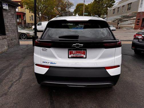 White 2022 Chevrolet Bolt EUV FWD LT