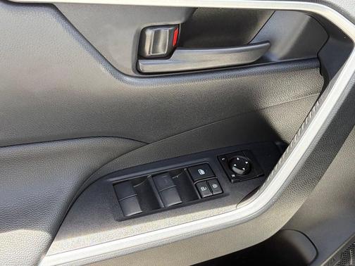 Ice 2025 Toyota RAV4 Hybrid LE