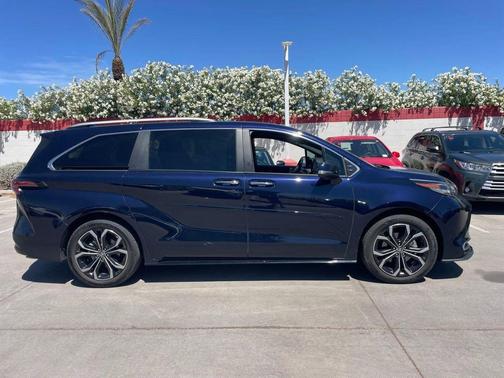 2025 Toyota Sienna Platinum