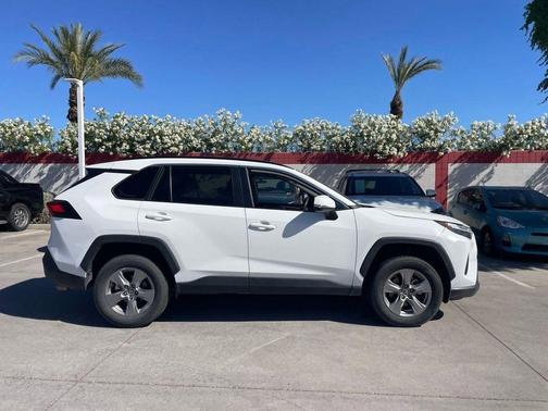Ice Cap 2024 Toyota RAV4 XLE